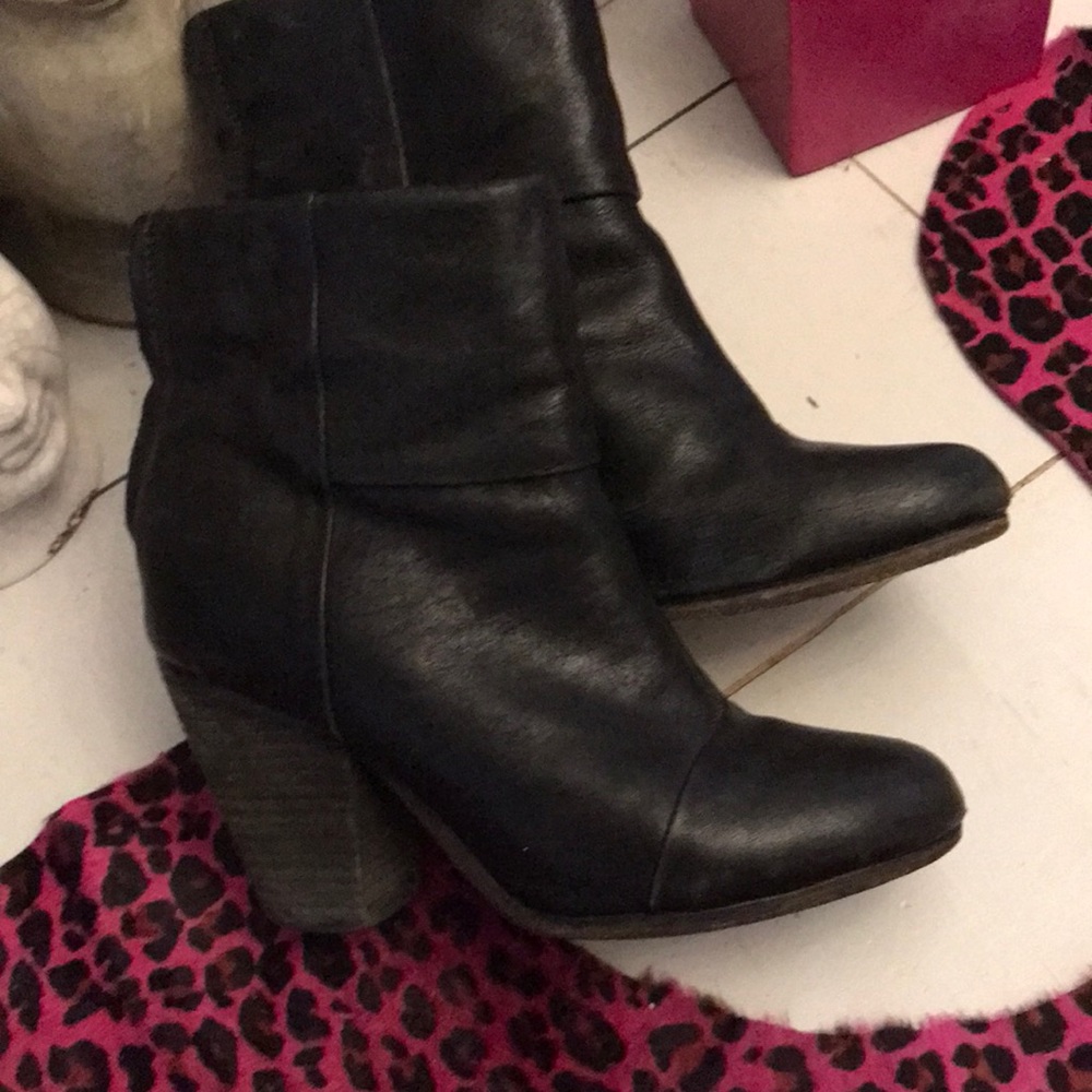 Rag and bone side 6 great condition! I don’t wear heels anymore sadly